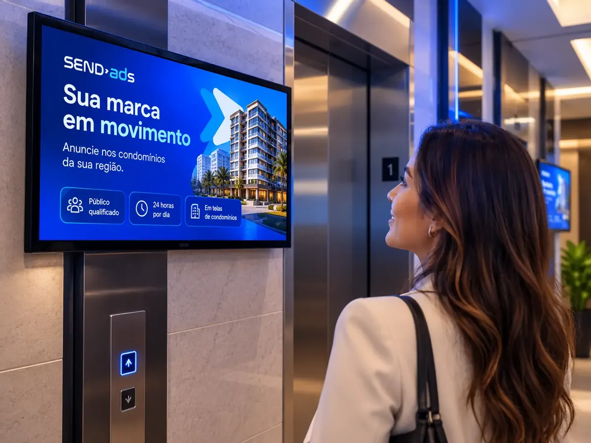 Moradora olha a tela da SendADS no hall dos elevadores, exibindo o anúncio Sua marca em movimento