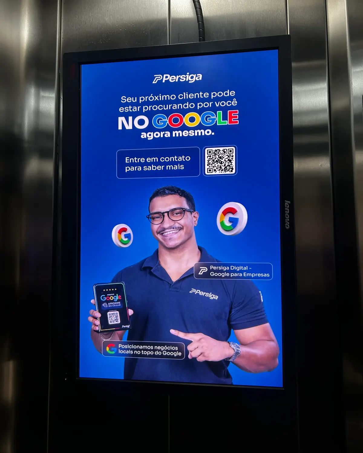 Tela da SendADS dentro de um elevador exibindo o anúncio de um cliente